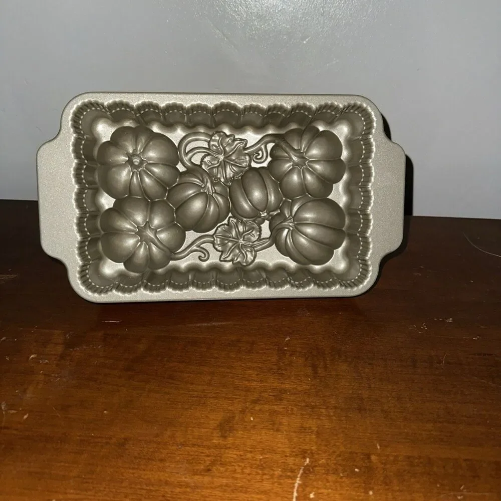 NORDIC WARE 3D Patch of Pumpkins 6-CUP Heavy Cast Non-stick 8